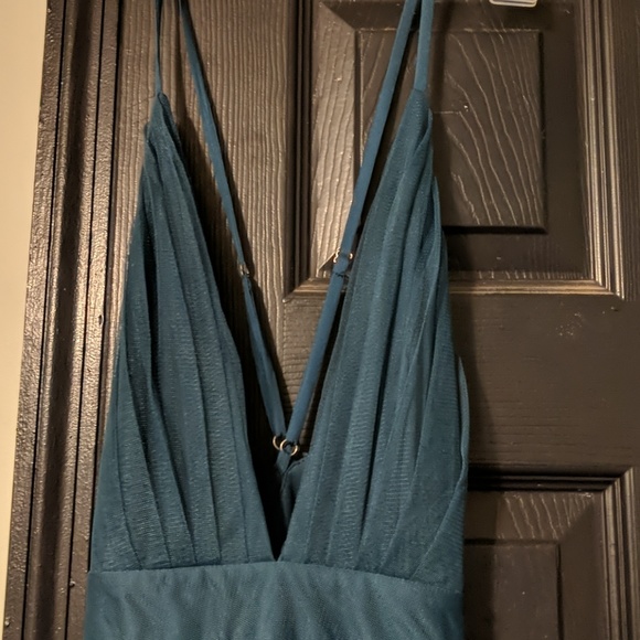 A long evening gown - Picture 2 of 4